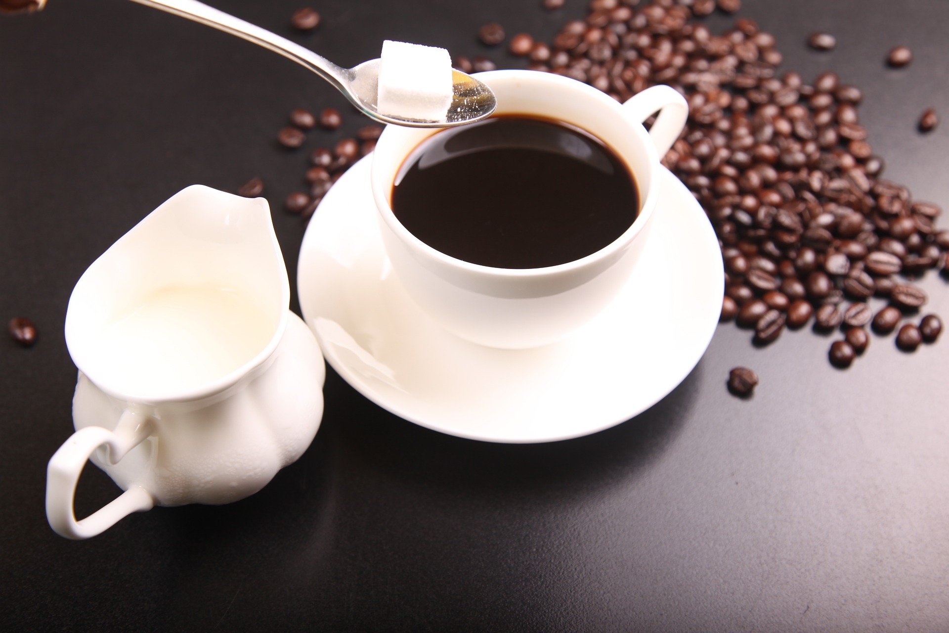 Café noir avec lait et sucre, pour débuter en douceur