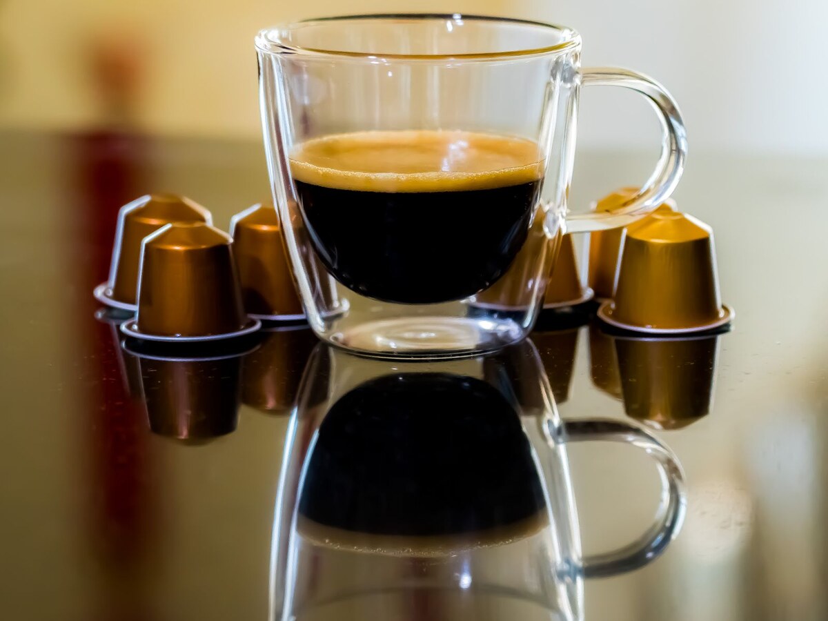 Tasse d’expresso et capsules