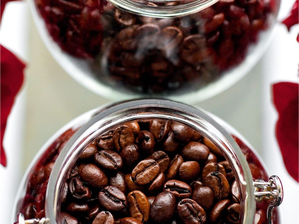 Grains de café clairs et foncés, du blond au brun