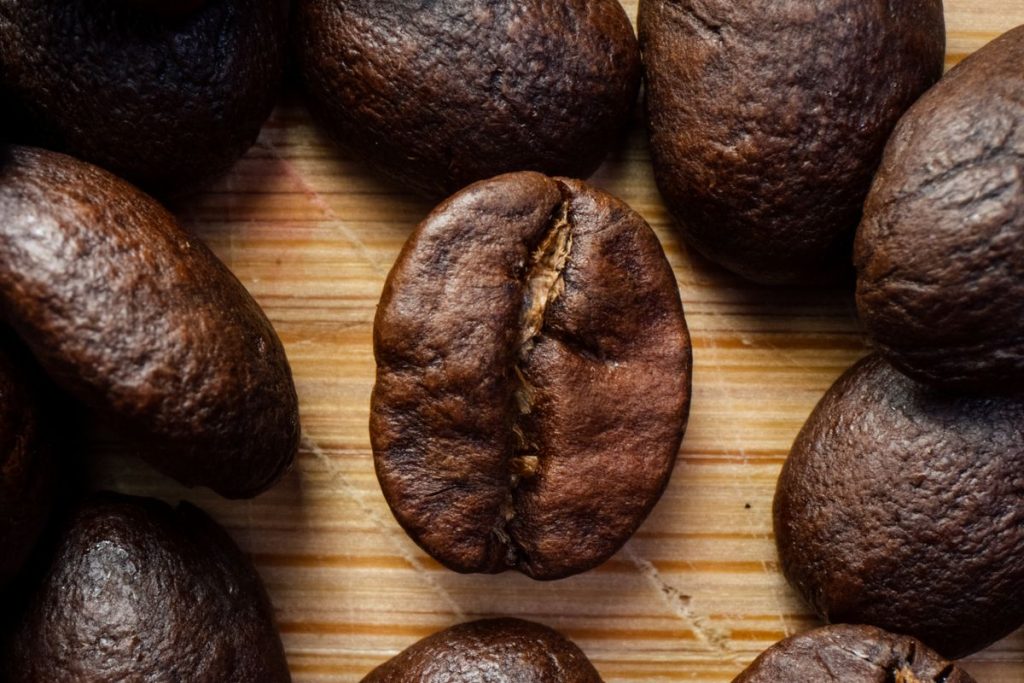 Gros plan de grains de café torréfiés