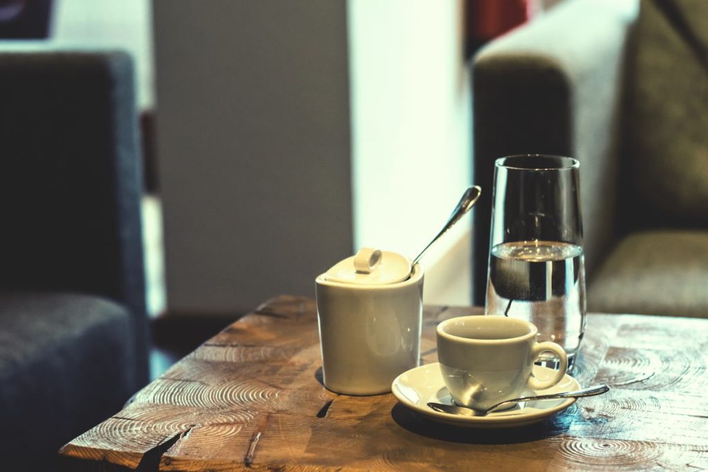 Espresso servi avec son verre d'eau, comme au comptoir