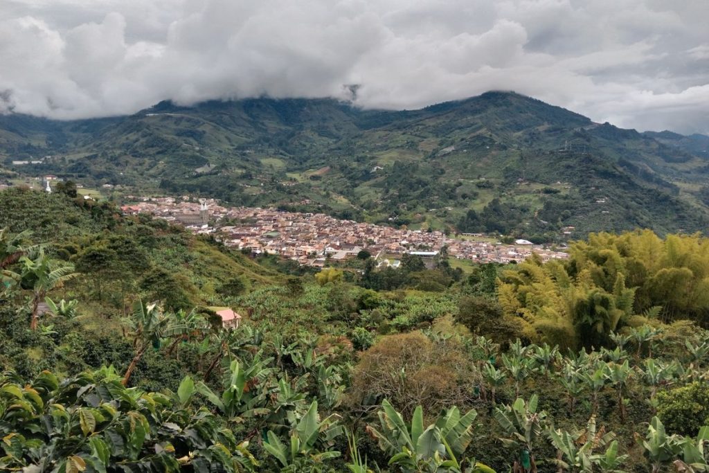 Village de montagne entouré de plantations de café dans les Andes colombiennes