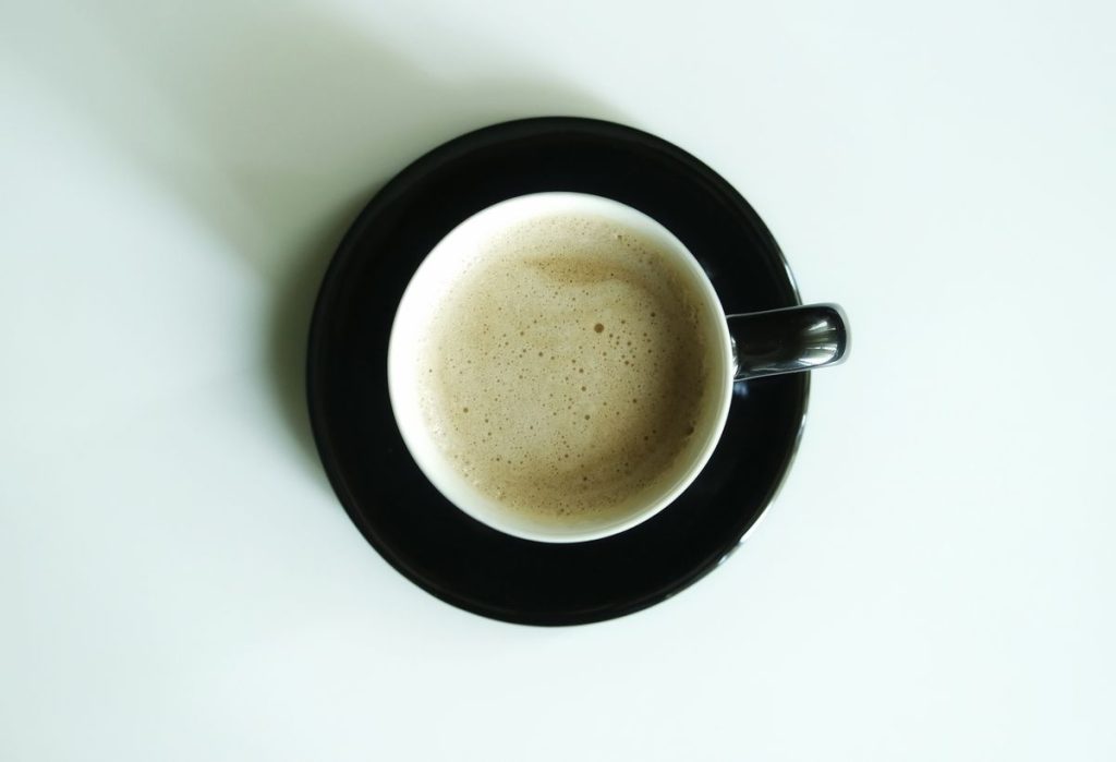 Café crémeux dans une tasse, texture du café au beurre