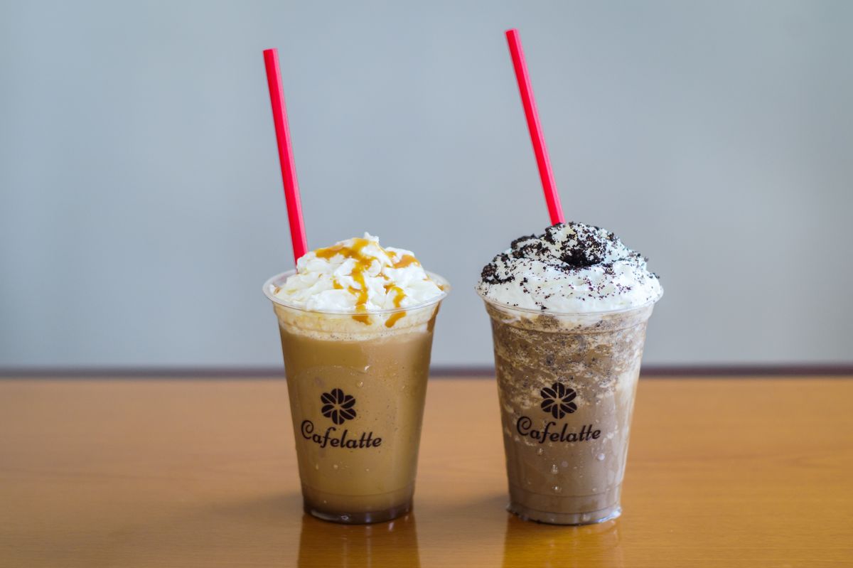 Cafés frappés glacés surmontés de chantilly