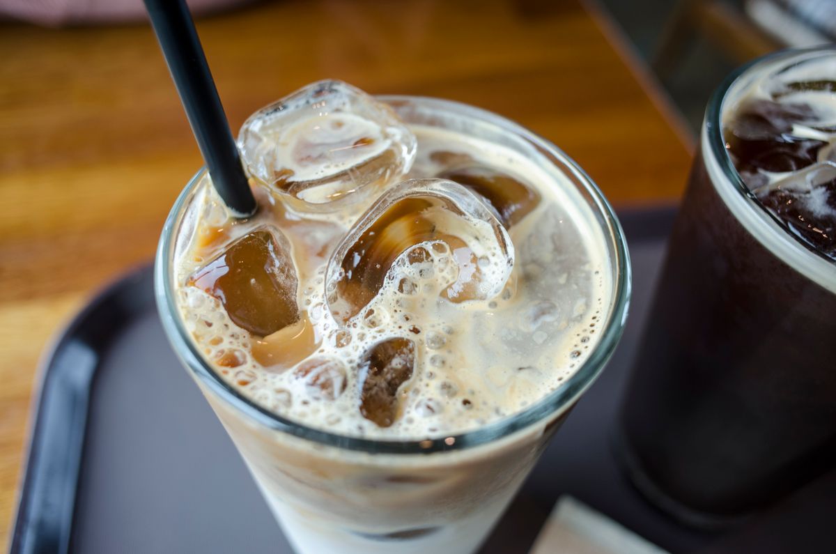Café glacé maison avec glaçons et paille