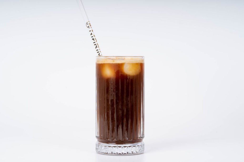 Café glacé noir sur glaçons dans un verre