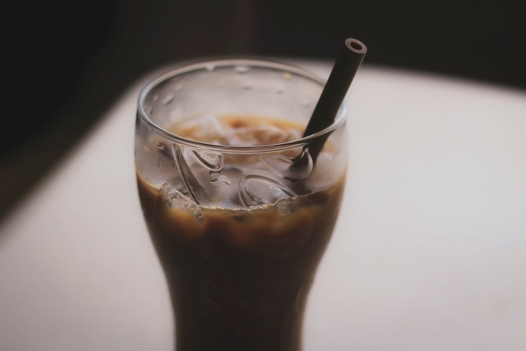 Café glacé servi dans un grand verre