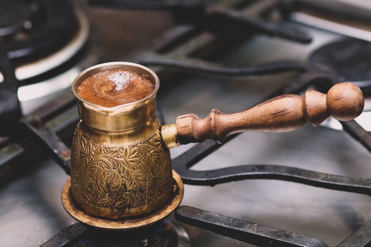 Café turc préparé dans un cezve en cuivre avec sa mousse