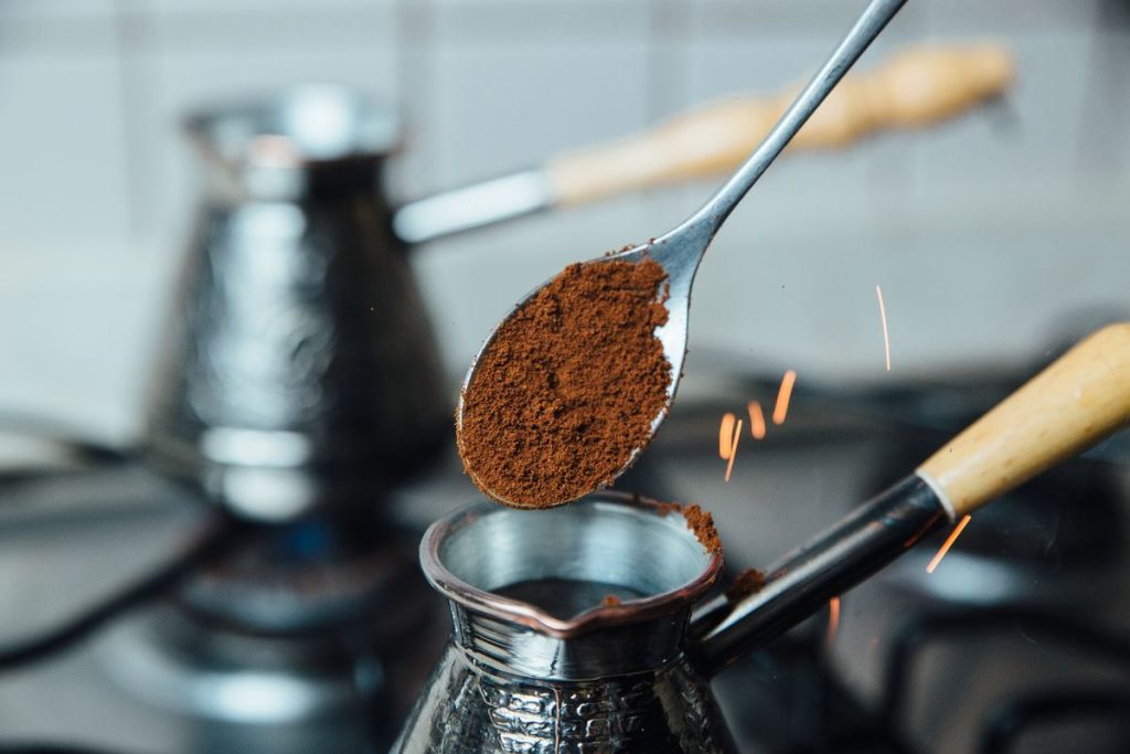 Ajout du café ultra-fin dans le cezve
