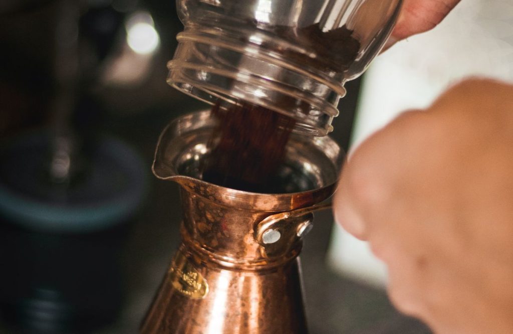 Préparation du café turc dans un cezve