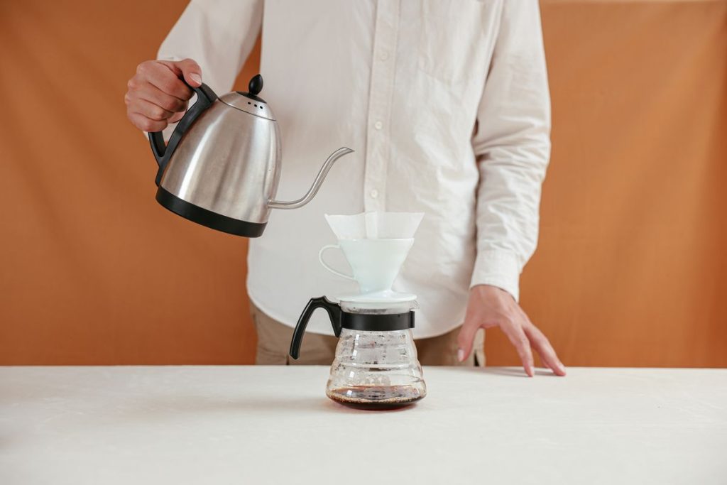 Versée d eau à la bouilloire col de cygne sur un dripper V60