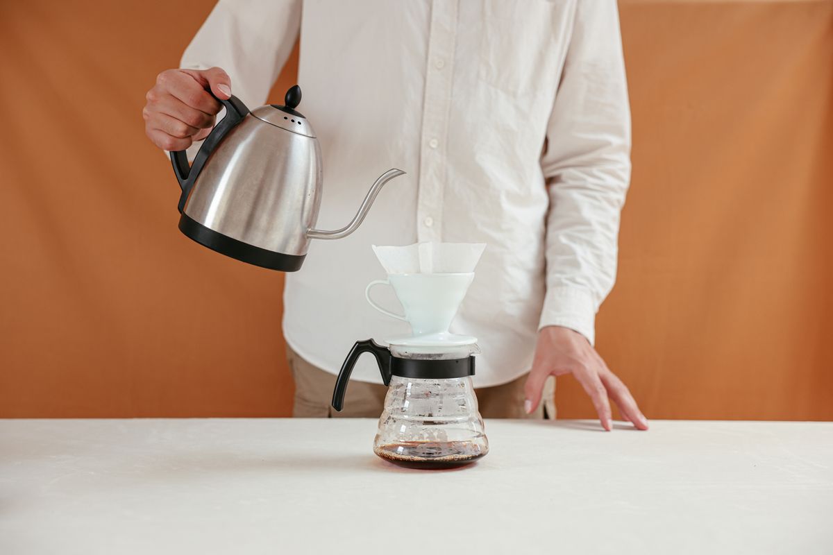 Versée d eau à la bouilloire col de cygne sur un dripper V60