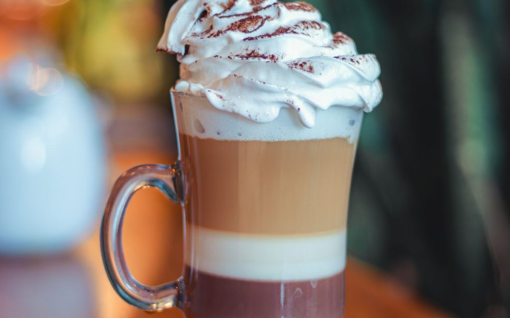 Café viennois en verre avec chantilly et cacao