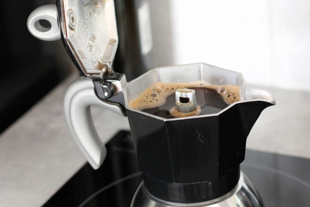 Café qui remonte dans la partie haute d une cafetière italienne