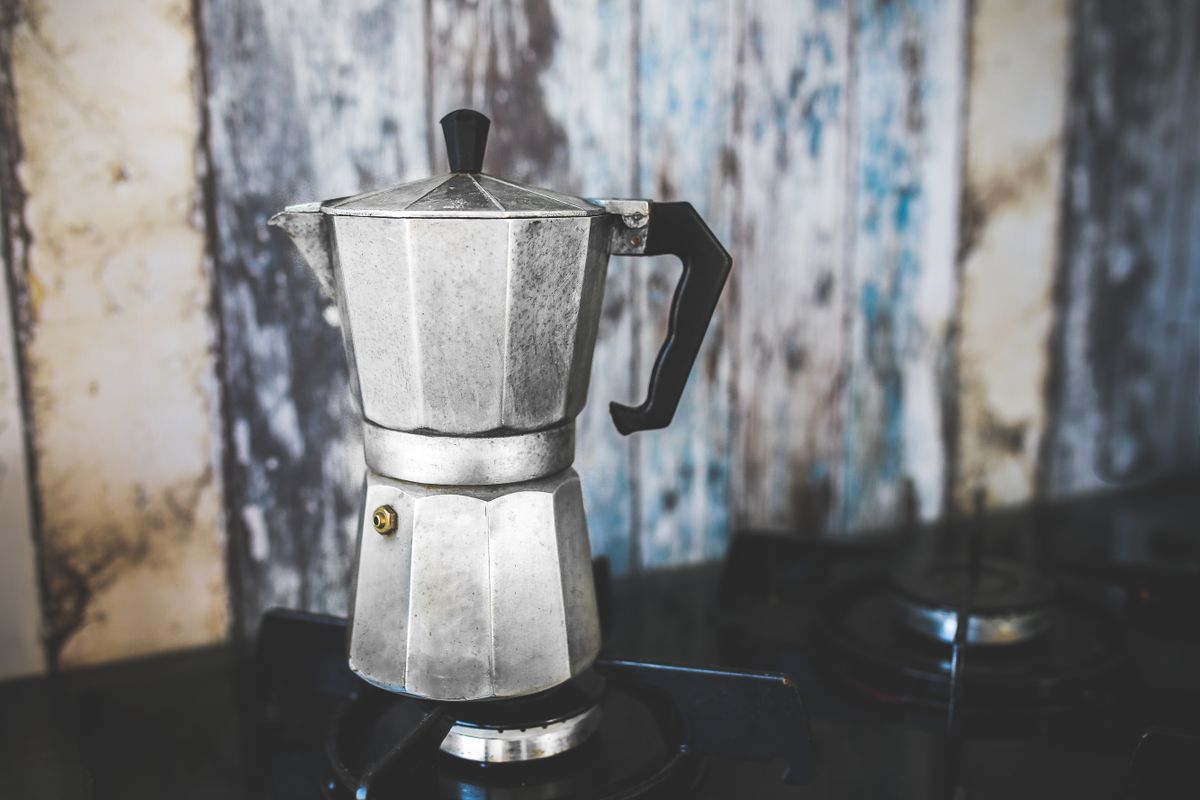 Cafetière italienne en aluminium posée sur une gazinière