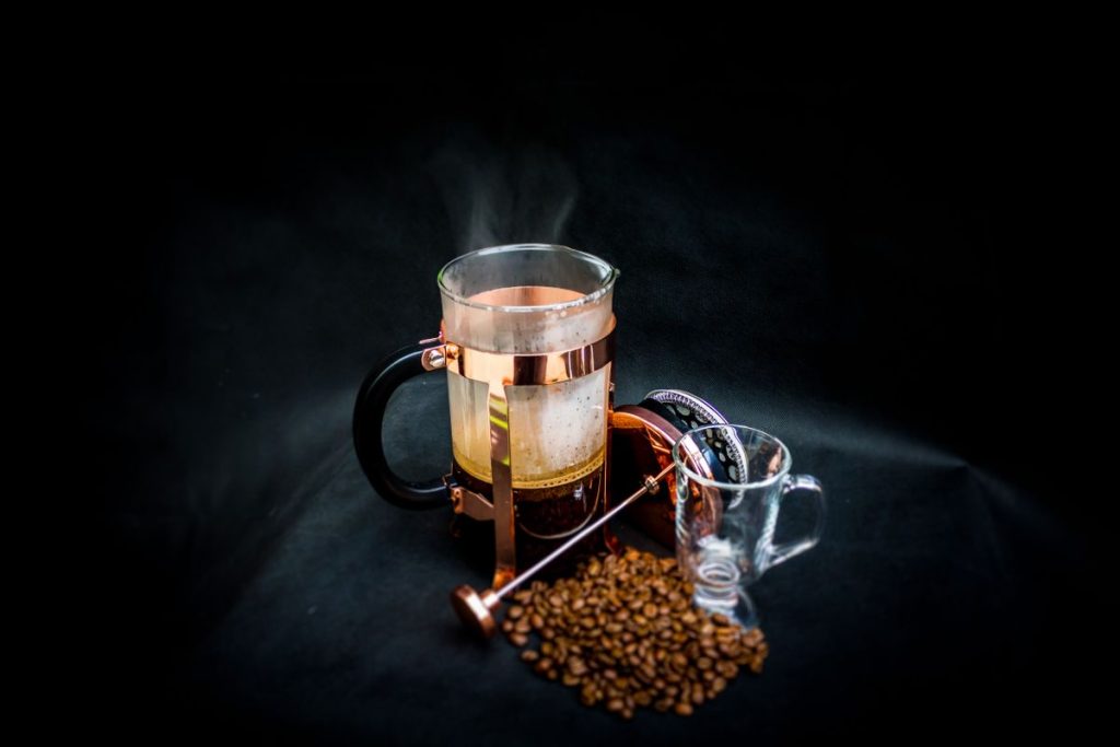 Cafetière à piston avec de la vapeur pendant l infusion