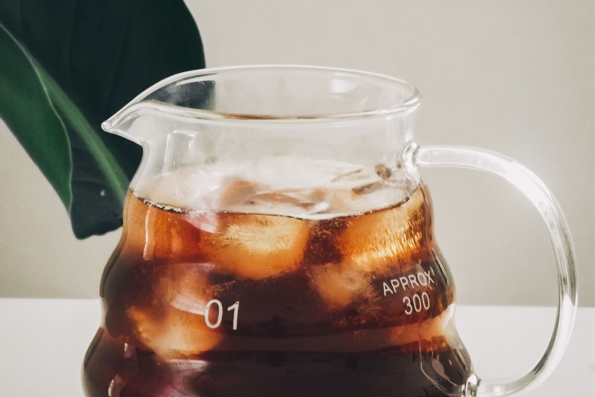 Cold brew maison servi dans une carafe en verre avec des glaçons