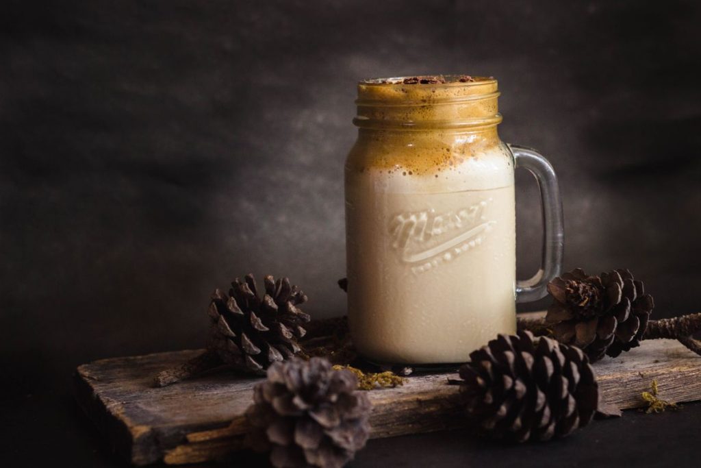 Dalgona coffee servi dans un bocal