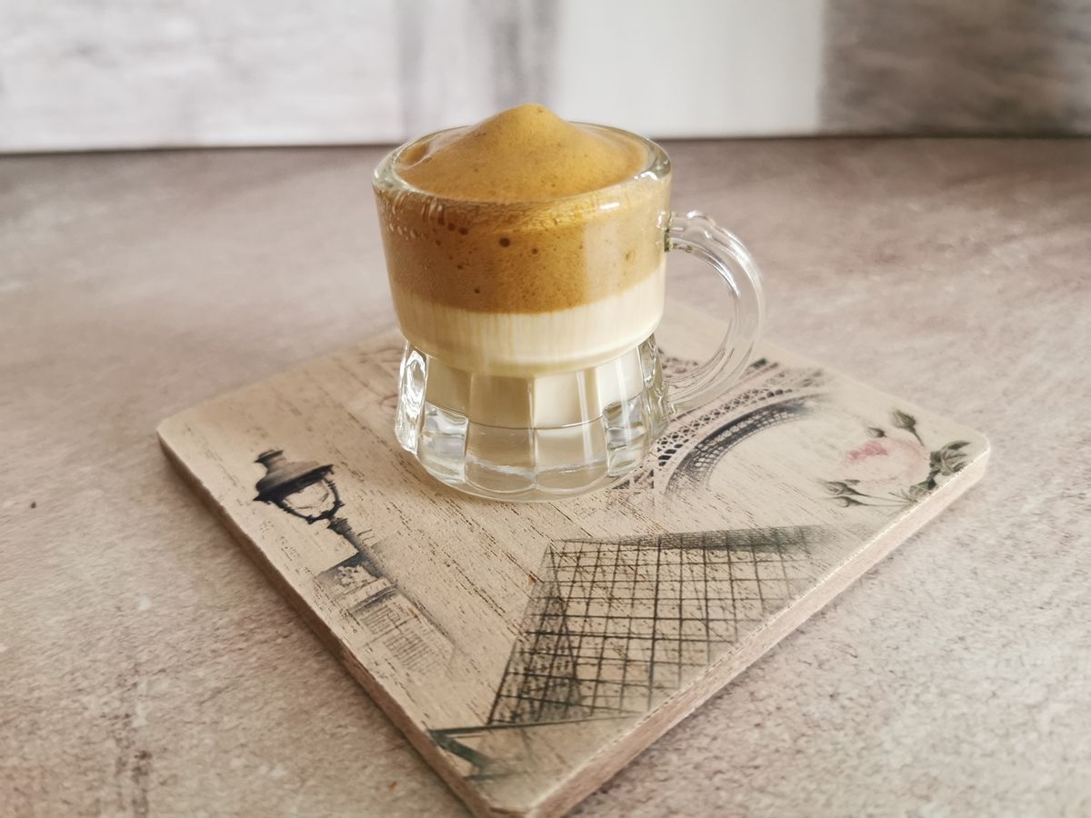 Dalgona coffee, mousse de café fouettée sur du lait