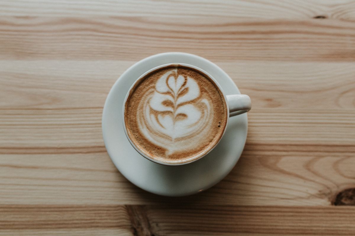 Flat white orné d'un latte art rosetta