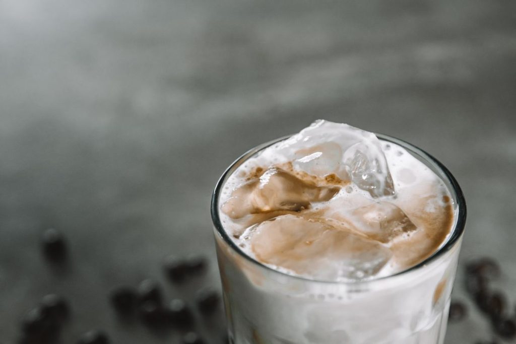 Iced latte glacé et grains de café