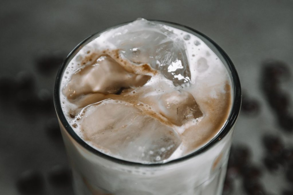 Iced latte maison servi sur glaçons