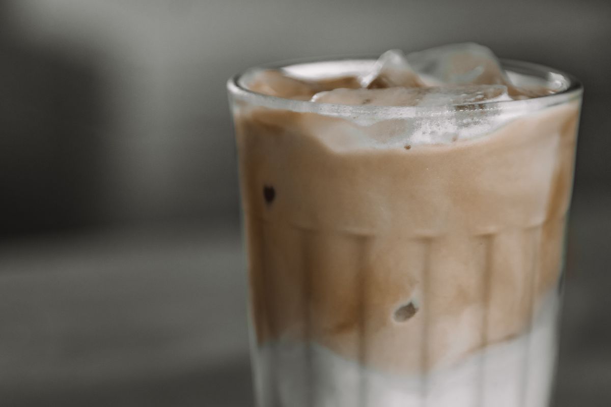 Iced latte aux couches de lait et café sur glaçons
