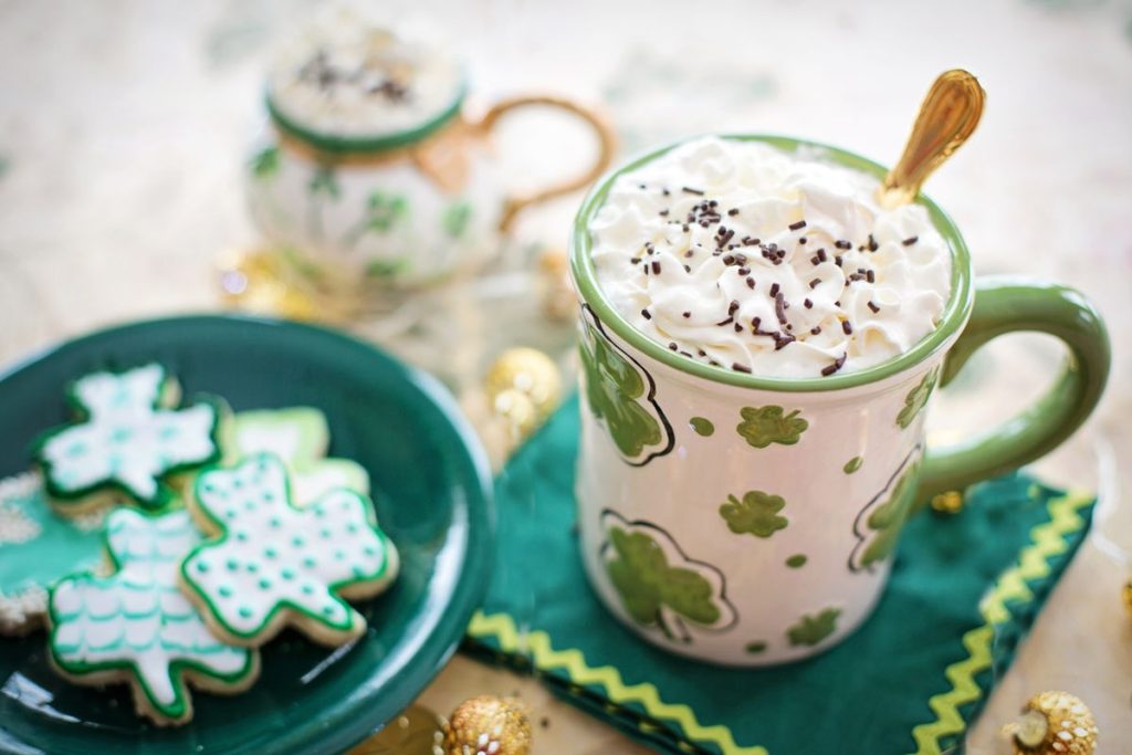 Irish coffee à la crème fouettée et copeaux de chocolat
