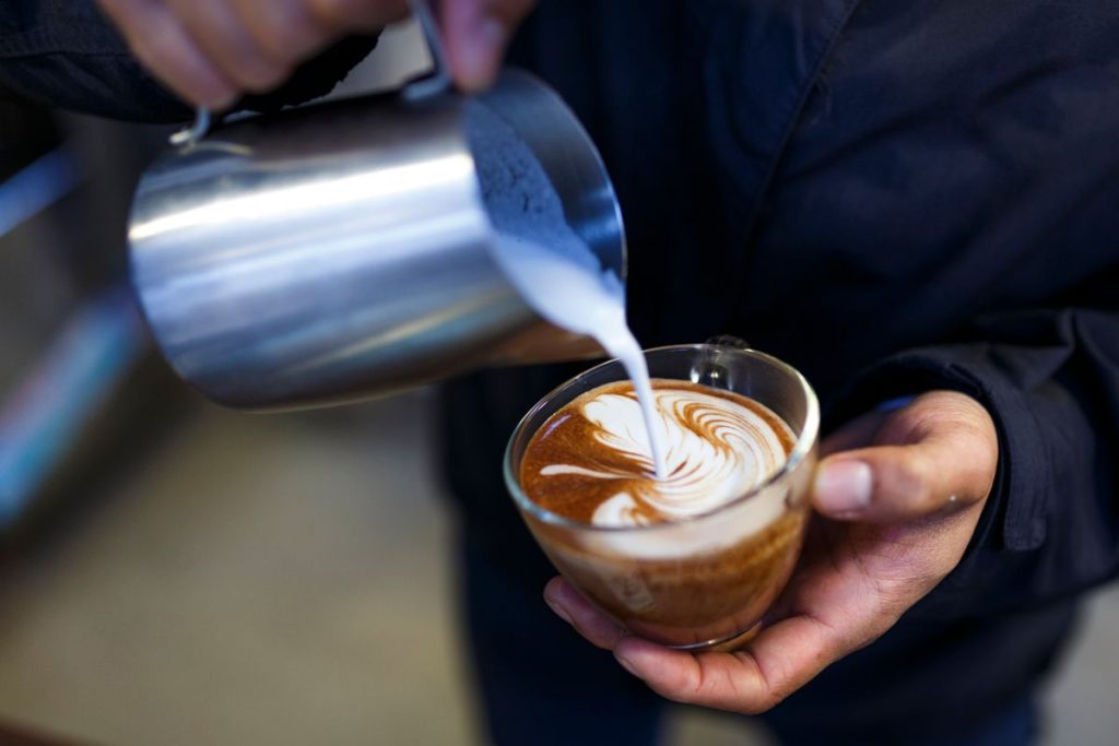 Latte art en cours de réalisation dans un verre