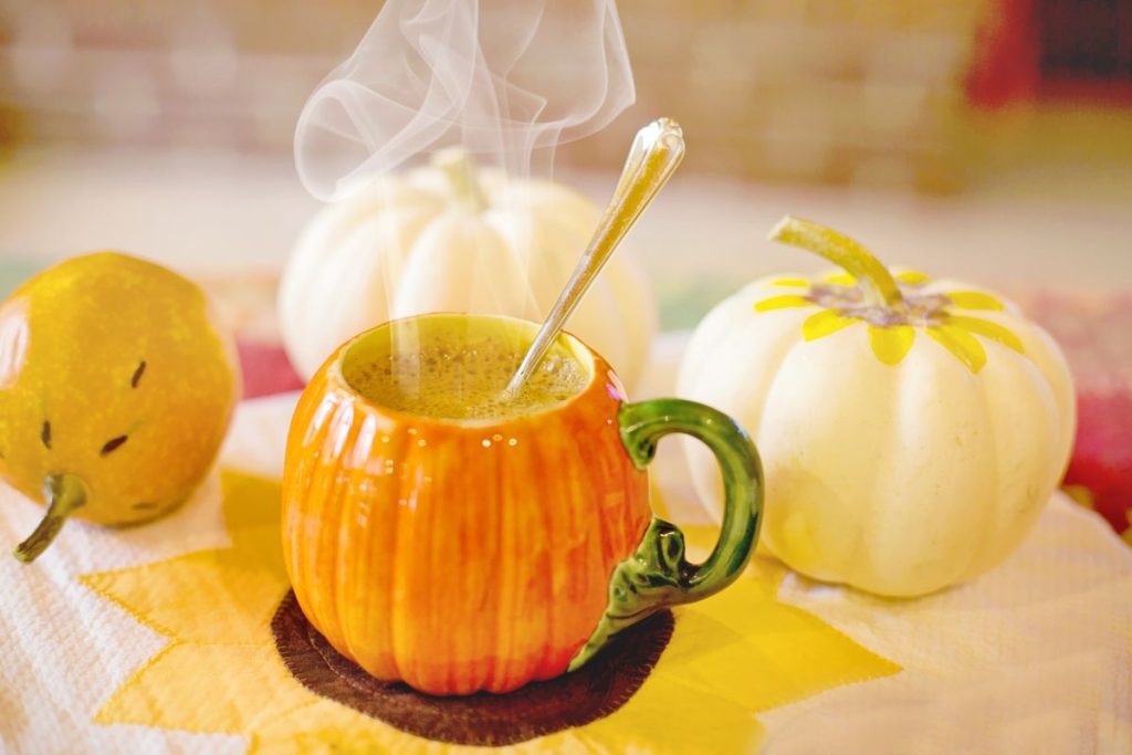 Pumpkin spice latte servi dans une tasse citrouille