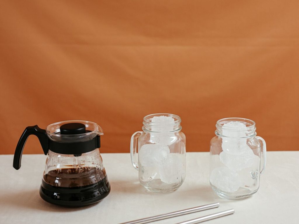 Préparation d'un cold brew avec une carafe et des verres à glace
